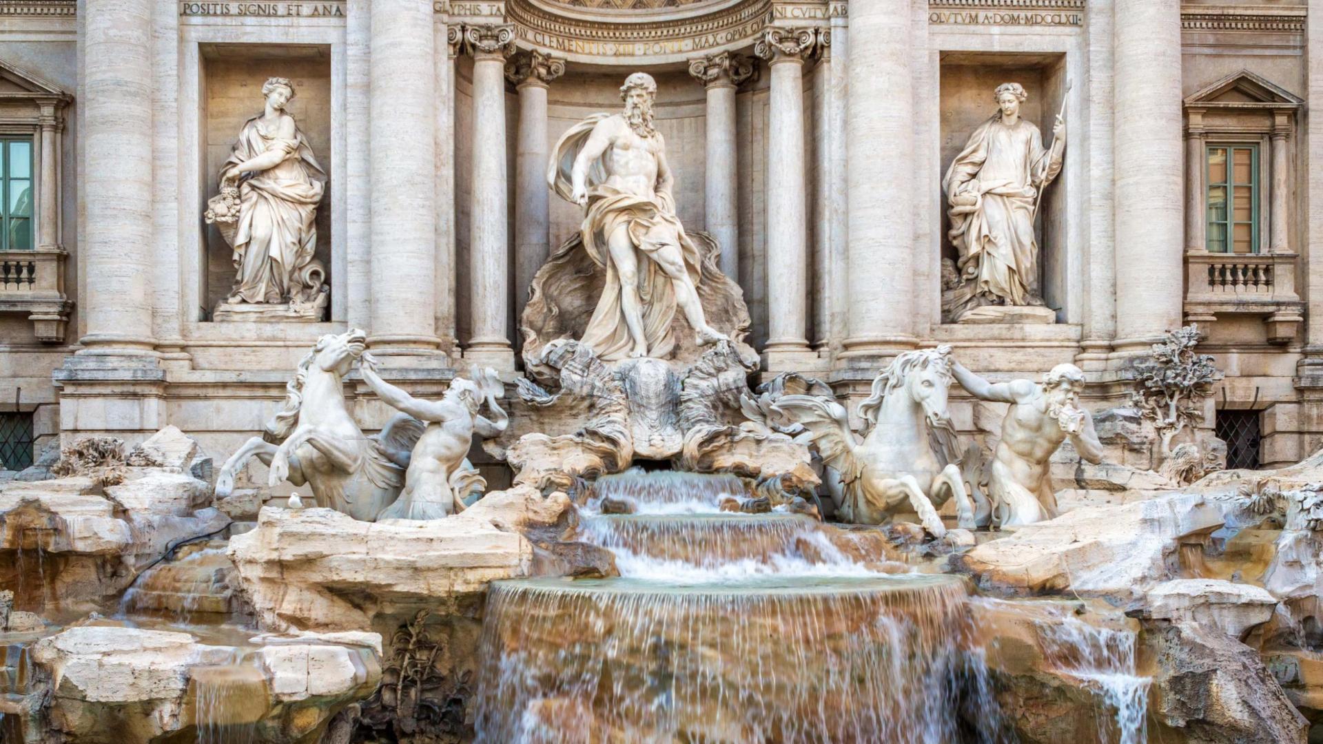 A római Trevi-kút, díszítve fenséges szobrokkal és zuhogó vízzel.