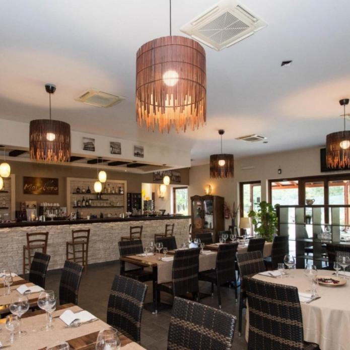 Gemütliches Restaurant mit eleganter Beleuchtung und modernem Dekor, ideal zum Essen und Entspannen.